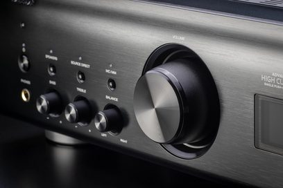 Denon PMA-900HNE svart hi-fi stereoanlegg. Nærbilde av frontpanelet i børstet metall med knapper, volumkontroll og hodetelefonutgang