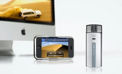 Černý a stříbrný USB klíč Elgato EyeTV Diversity, pohled zepředu a z profilu, vedle iPhonu zobrazujícího obrázek pouště