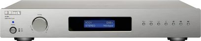 Frontansicht des silbernen Block R-250 Tuners aus gebürstetem Aluminium, großer Drehknopf und blaue LED links, zentriertes blau hinterleuchtetes Display, Reihe kleiner runder Tasten rechts