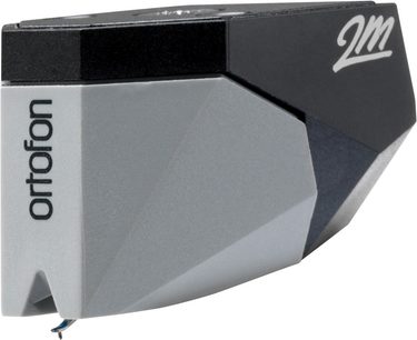 Ortofon 2M phono-pickup monteret på en mat sort tonarmskinne på en pladespiller, tæt trekvartforsigtsbillede