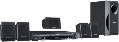 Panasonic SC-PT160EG hjemmebiografsystem bestående af 5 sorte højttalere, 1 sort subwoofer og 1 sort DVD-afspiller, set forfra