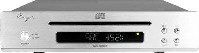 A Cayin MINI-CD MK2 magas minőségű CD-lejátszó elől nézve, ezüst színű, fényes alumínium téglalap alakú homloklappal, fekete vízszintes CD-behelyező réssel, középen elhelyezkedő, zöld háttérvilágítású digitális kijelzővel és fém gombokkal.