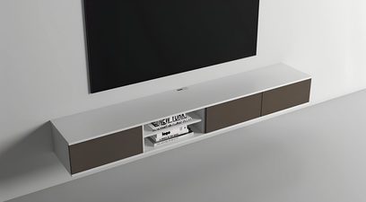 Nástěnný AV nábytek Unnu Classic Series model 1540 v matné bílé dřevěné úpravě, hnědé čelní panely, otevřené středové police