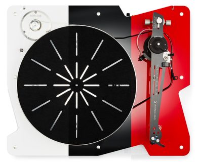 Pladespiller set ovenfra, sokkel i blank hvid, sort eller rød akryl, stor sort cirkulær pladetallerken med radiale udskæringer, gråt metal-tonearm til højre med kontravægt og synlige kabler