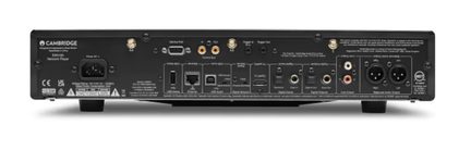 Zadní pohled na černý síťový přehrávač s konektory RCA, XLR, USB, Ethernet, optickým, koaxiálním a napájecím AC konektorem