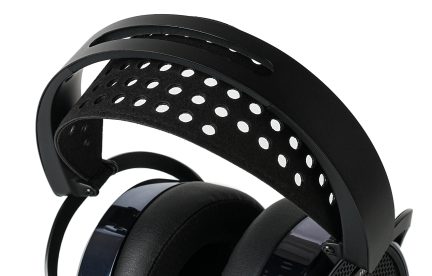 Sort headset med polstret perforeret hovedbøjle, set oppefra
