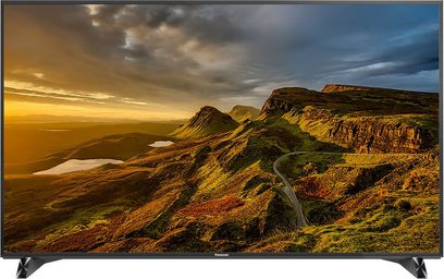 Paisagem montanhosa íngreme ao pôr do sol com céu nublado, na tela de uma TV Panasonic TX-65DX900E