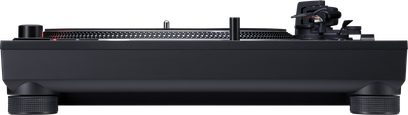 Hi-Fi-Plattenspieler Technics SL-1200M7B in Grün, Frontansicht, rechter Winkel, zylindrische Füße, perforierte Plattentellermatte, Tonarm rechts