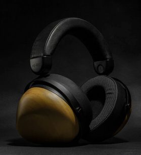 Åbent hi-fi hovedsæt Hifiman HE-R10D, nærbillede af højre profil, lakerede træørepuder og sorte fløjlspuder