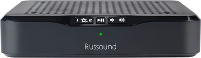 Russound MBX-PRE juodas tinklinis garso grotuvas, vaizdas iš priekio, perforuotas grotelės, LCD ekranas, valdymo mygtukai