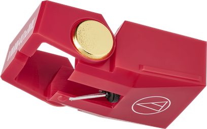 Diamant pour platine vinyle Audio Technica AT-VMN40xML rouge en plastique lisse, insert circulaire doré sur le dessus et cantilever métallique apparent, vue de trois-quarts