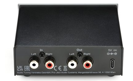 Juodas Pro-Ject garso pirminis stiprintuvas, vaizdas iš galo, su kairiąja ir dešiniąja stereofoninėmis RCA įvestimis ir išvestimis bei USB-C 5V jungtimi