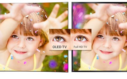 Billede af en lille lyshåret pige med blå øjne, der sammenligner billedkvaliteten mellem en OLED-tv og en Full HD-tv