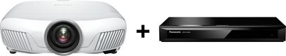 Epson EH-TW7300 balto projektoriaus ir Panasonic DMP-UB400 juodo "Blu-ray" grotuvo rinkinys, stovi greta vienas kito