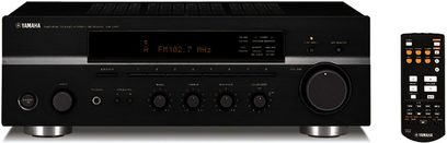 Yamaha RX-397 sort hi-fi stereoforstærker, set forfra, blåt display, sølvfarvede knapper og drejeknapper, hovedtelefonstik til højre