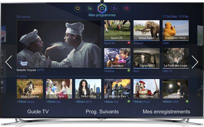 Samsung UE65F8000-fjernsyn, der viser en brugergrænseflade med miniaturebilleder af tv-programmer og film