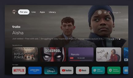 Ecran plat negru din sticlă, văzut din față, afișând interfața Google TV în modul întunecat, cu un banner de film și pictograme de aplicații