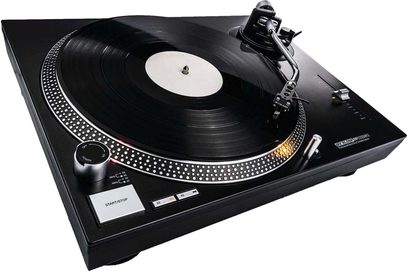 Melnā Reloop RP 2000 MK2 hi-fi vinila plates augšējais skats, vinila plates, tonarmu ar skaņu uztvērēju, vadības ierīces un ripu