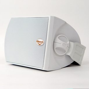 Klipsch AW-400 hvid udendørs højttaler, set forfra i perspektiv, perforeret metalrist, orange logo