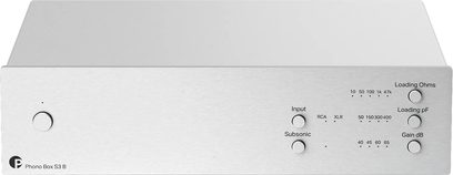 Preamplificator phono Pro-Ject Phono Box S3 B argintiu, carcasă dreptunghiulară văzută din față, cu comenzi pe panoul frontal