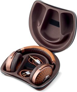 Lukket hi-fi hodetelefon Focal Stellia, kobberfarget og brun, sett forfra åpen og fra siden lukket i sin glidelåsveske