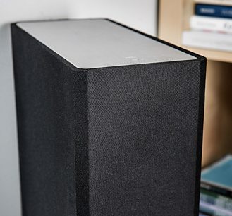 Sort Definitive Technology BP9060 gulvhøjttaler, frontvisning i nærbillede, sort akustisk stofoverflade