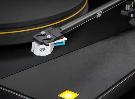 Brazo de tocadiscos de vinilo MoFi negro con cápsula blanca en primer plano