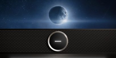 Loewe Stellar 55 DR+ televisie, detail van zwarte geperforeerde voorzijde met centrale ronde knop onder ruimtelijk scherm