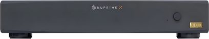 Černý kovový vícekanálový výkonový zesilovač Nuprime Fusion-2X, čelní pohled, hladký čelní panel s kulatým knoflíkem a zlatým emblémem