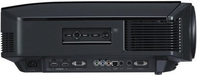 Sony VPL-VW95 sort videoprojektor set forfra, tilslutninger på bagsiden, ventilationsriste på siderne