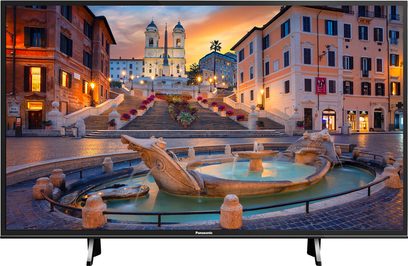 Panasonic TX-49FX600 fladskærms-tv, der viser et italiensk torv med fontæne og trapper omgivet af bygninger i tusmørke
