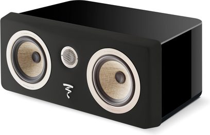 Centralt højtalerkabinet fra Focal i sort lakeret finish, sort mat front, 2 beige fletværkede woofer og central tweeter med metalgitter, set fra 3/4 venstre side