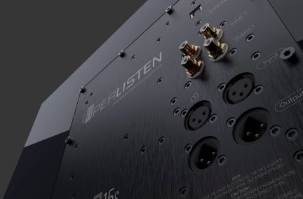 Pohled ze šikmého úhlu na černý zadní panel s konektory XLR, pozlacenými svorkami, šrouby, gravírovaným textem a logem Perlisten