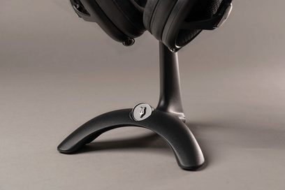 Tilbehør for hodetelefoner Meze Audio Manta, matt svart stativ, bueformet base, sølvfarget logo, sidevisning, glatt overflate
