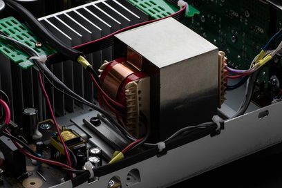 Denon PMA-900HNE svart hi-fi stereoanlegg, interiørvisning som viser transformator, kretskort og kabling