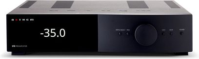 Anthem STR -musta stereovahvistin, etunäkymä, näytössä "-35.0", painikkeet ja liittimet mattamustalla etupaneelilla