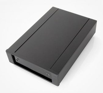 Rega Aria MK3 čierny phono predzosilňovač, perspektívny pohľad zhora, matná čierna obdĺžniková skrinka, dve otočné gombíky