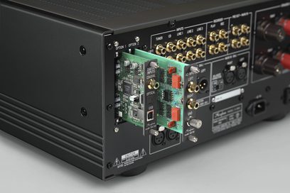 Accuphase E-5000, bagfra, grøn printplade indsat, forgyldte RCA-stik, sorte XLR-porte, sort kabinet