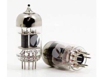 Dwie elektroniczne lampy 12AX7 PrimaLuna, przezroczyste szkło, srebrne podstawki z wieloma pinami