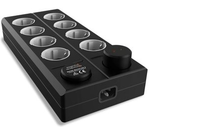 Sort EAT Essential Audio Tools MM8 multistikdåse med 8 sølvfarvede runde stik på toppen, med kontakt og LED-indikatorlys