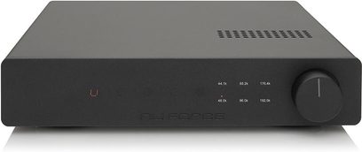 Nuforce DAC-80 sort audio DAC-konverter, set forfra, frontpanel med LED-display, drejeknap og tilslutningsmuligheder på forsiden
