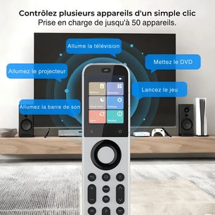 Hõbedane hi-fi kaugjuhtimispult Sofabaton X2 värvilise ekraani ja keskrattaga teleri ning kõlarite ees