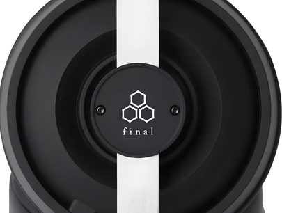 Černá hi-fi sluchátka Final, detailní záběr na kruhovou mušli se středovým kovovým páskem a bílým šestihranným logem