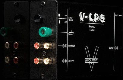 Musical Fidelity V-LPS sort phono-forforstærker, frontvisning, farvede RCA-stik, sølvfarvede kontakter og drejeknapper