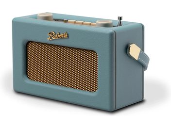 Radio de table FM Roberts Revival Uno BT bleu ciel en similicuir texturé, grille avant dorée, deux larges boutons crème sur le dessus, sangle latérale assortie, vue de trois-quarts avant droite