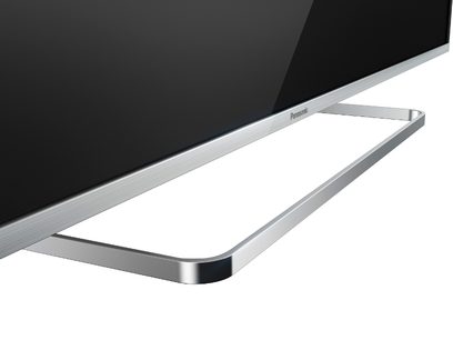 Panasonic TX-60AS650E-tv, nærbillede af profilen af den rektangulære, forlængede fod i børstet sølvfarvet metal