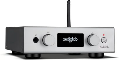 Hi-fi slúchadlový predzosilňovač Audiolab D7 strieborný z brúseného hliníka, pohľad z troch štvrtín spredu, obdĺžnikový predný panel s čiernym centrálnym displejom, dvoma veľkými kruhovými ovládačmi, slúchadlovým výstupom, tlačidlom napájania a zadnou vertikálnou anténou