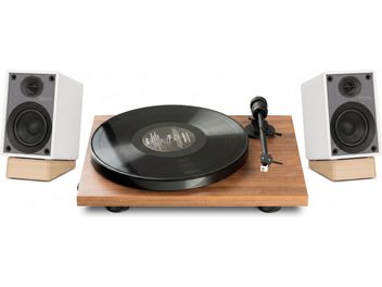Giradischi con finitura in legno, disco nero e due diffusori da scaffale bianchi, vista frontale