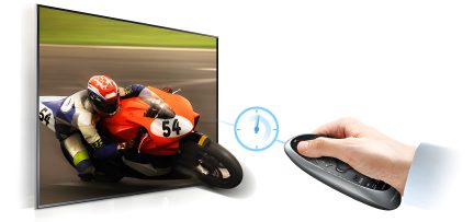 Scherm met een rode en witte racemotor met nummer 54 in een bocht, hand met een afstandsbediening die naar het scherm wijst
