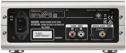 Sidabrinis Denon DCD-50 CD grotuvas, priekinis vaizdas, rodantis "CLASS 1 LASER PRODUCT", galinėje pusėje esantys garso mygtukai ir prievadai